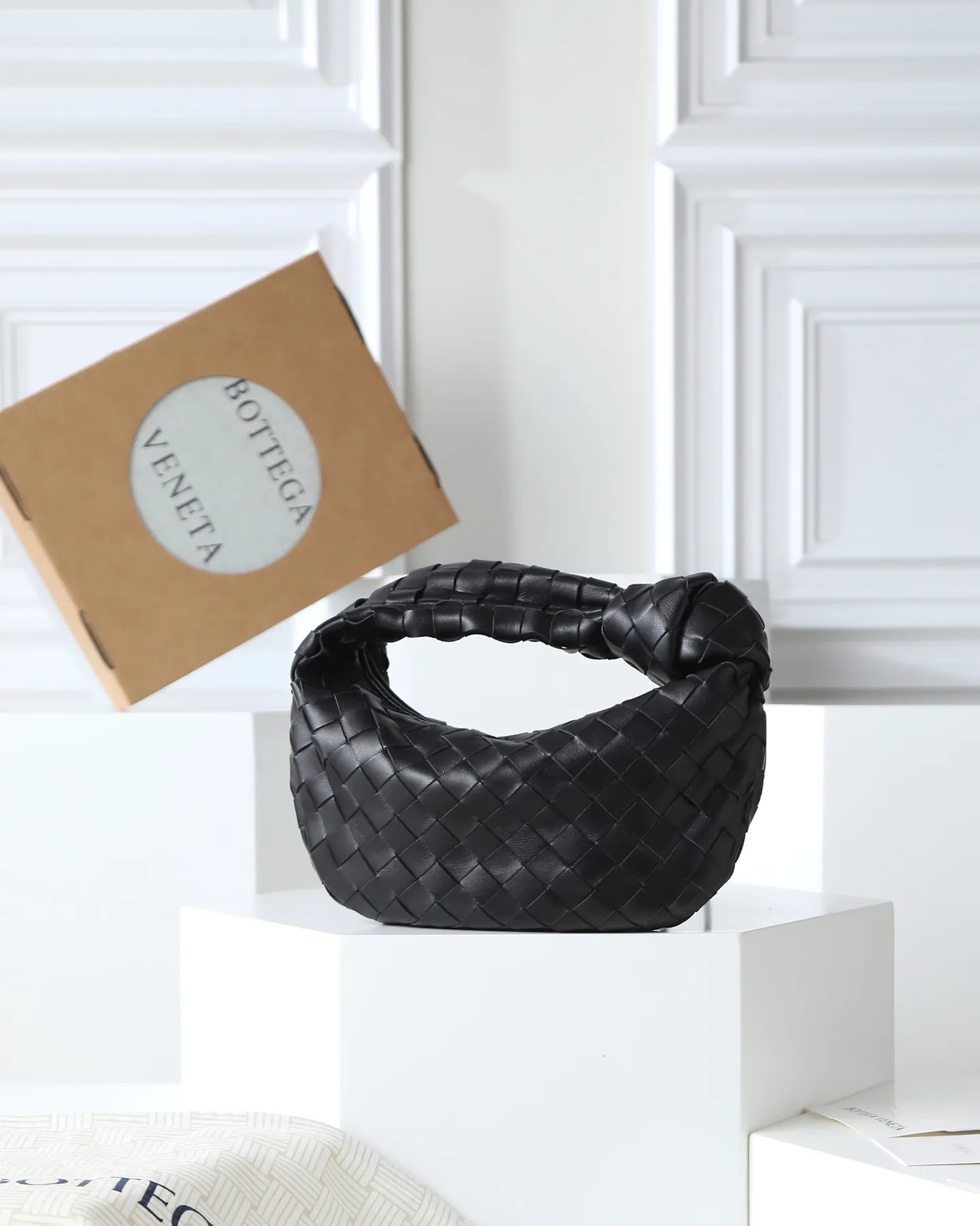 800. Bottega veneta͙.——-The latest braided and knotted hobo🔥 The top-grade lambskin leather is very soft, the bag shape is unique, practical and durable. It retains the traditional weaving elements while being a bit more flamboyant ~ Made of hand-woven sheepskin, zipper opening and closing, curved seamless structure, effortless to match. Highly recommended⚠️⚠️⚠️ The most high-end in the market🌈Welcome to compare [Factory complete package] size: 23x15x5cm.   Model: 651876